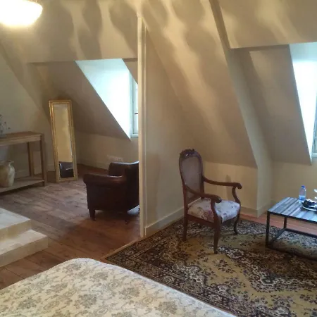 Chateau Charbontiere לינה וארוחת בוקר *