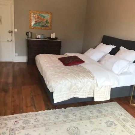 Chateau Charbontiere לינה וארוחת בוקר *